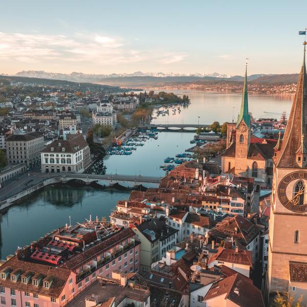 Eine der wichtigsten Entscheidungen bei der Eröffnung eines Pop-up Shops ist der STANDORT. Die Möglichkeiten sind vielfältig und reichen von der Wahl des Landes und der Stadt bis hin zur Art des Veranstaltungsortes, wie z. B. ein lebhaftes Einkaufszentrum oder eine trendige Kunstgalerie. 
