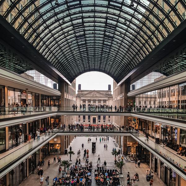 Berlin wird von vielen als Shoppingparadies angesehen. Die kaufkräftige und modebewusste Bevölkerung macht die Stadt sowohl für globale Marken als auch für kleine, unabhängige Einzelhändler zu einem begehrten Standort. 